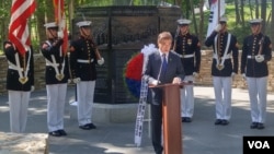 문재인 한국 대통령이 28일 방미 첫 일정으로 버지니아주 콴티코 미 해병대 국립박물관에 있는 '장진호 전투 기념비'를 방문해 연설하고 있다.