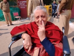 90-year-old Kanta Wazir comes on a wheelchair to vote, New Delhi, India, Feb. 8, 2010. (A. Pasricha/VOA)