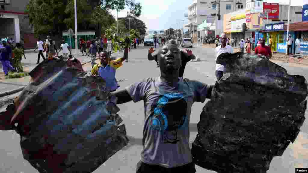 La foule célèbre après l&rsquo;annonce de la destitution du président Pierre Nkurunziza par un haut gradé de l&rsquo;armée à Bujumbura, au Burundi le 13 mai 2015.