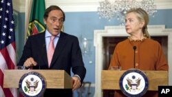 Secretary of State Hillary Rodham Clinton and Portuguese Foreign Minister Paulo Portas at the State Department in Washington, Sep 27, 2011