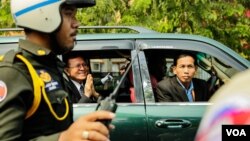 A car driving Kem Sokha leaves the court after testifying at the “Conspiring With Foreign State” in Phnom Penh, Cambodia, January 16th, 2020. (Malis Tum/VOA Khmer)