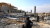 Seorang pria tampak duduk mengamati sebuah area di Kota Al-Ain di wilayah Baalbek, Lebanon, yang hancur setelah dihantam serangan Israel, pada 6 November 2024. (Foto: Reuters/Mohammed Yassin)