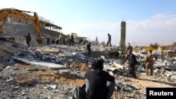 Seorang pria tampak duduk mengamati sebuah area di Kota Al-Ain di wilayah Baalbek, Lebanon, yang hancur setelah dihantam serangan Israel, pada 6 November 2024. (Foto: Reuters/Mohammed Yassin)