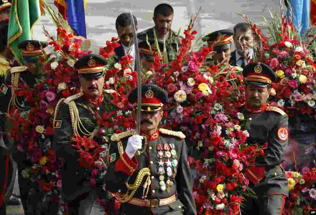 Pasukan kehormatan Afghanistan membawa karangan bunga dalam upacara memperingati HUT ke-12 kematian Ahmad Shah Massoud di Kabul.