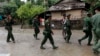 ရခိုင်ပြည်နယ်တွင်းရှိ ရွာတရွာတွင် လုံခြုံရေးယူထားတဲ့ မြန်မာစစ်တပ်မှ တပ်ဖွဲ့ဝင်တချို့။ (မတ် ၁၀၊ ၂၀၁၃)