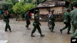 Tentara Myanmar melakukan patroli di kota Thandwe, negara bagian Rakhine (foto: ilustrasi). 