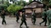 ရခိုင်ပြည်နယ် သံတွဲမြို့မှာ တွေ့ရတဲ့ မြန်မာစစ်တပ် တပ်ဖွဲ့ဝင်များ။ (အောက်တိုဘာ ၃၊ ၂၀၁၃)