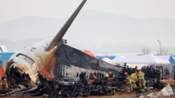 Sejumlah anggota tim tanggap darurat bekerja di lokasi kecelakaan pesawat Jeju Air di Bandara Internasional Muan di Korea Selatan, pada 30 Desember 2024. (Foto: Reuters/Kim Soo-hyeon)