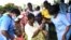 Un enfant reçoit un vaccin contre la poliomyélite, lors du lancement de la campagne de vaccination contre la polio au Malawi à Lilongwe au Malawi, le 20 mars 2022.