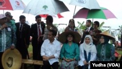 Presiden Jokowi membagikan bantuan alat mesin pertanian (alsintan) di Sukoharjo, Jawa Tengah, 31 Januari 2015 (Foto: VOA/Yudha)