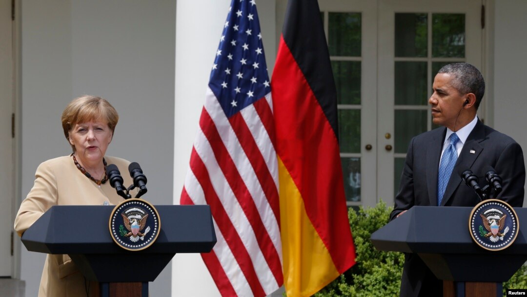 Presiden AS Barack Obama dan Kanselir Jerman Angela Merkel (kiri) memberikan pernyataan kepada media di halaman Gedung Putih, Jumat (2/5).