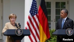 Presiden AS Barack Obama dan Kanselir Jerman Angela Merkel (kiri) memberikan pernyataan kepada media di halaman Gedung Putih, Jumat (2/5).