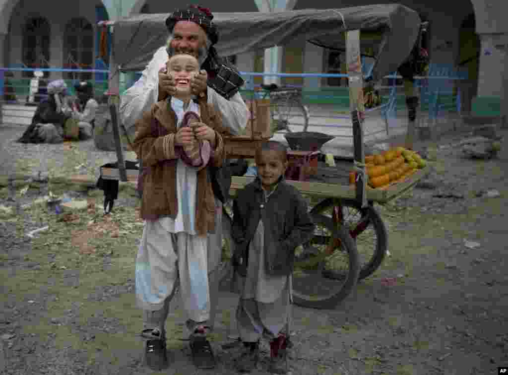 یک میوه فروش با پسران اش در شهر قندهار