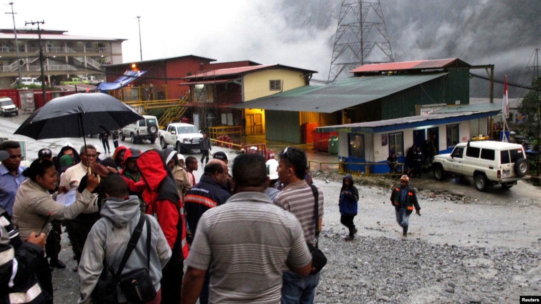 Para pekerja tambang Freeport-McMoRan di Mimika, Papua berkumpul sebagai solidaritas rekan mereka yang terperangkap di bawah tanah (15/5). 