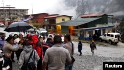 Para pekerja tambang Freeport-McMoRan di Mimika, Papua berkumpul sebagai solidaritas rekan mereka yang terperangkap di bawah tanah (15/5). 