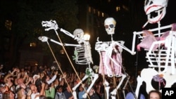 Los juerguistas marchan e interactúan con la multitud durante el 51º Desfile Anual de Halloween de NYC Village, el jueves 31 de octubre de 2024, en Nueva York. AP