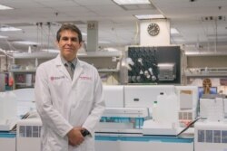 El doctor Julio Delgado es un patólogo y epidemiólogo de la Universidad de Harvard.