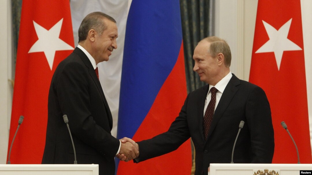 Rossiya prezidenti Vladimir Putin (o'ngda) Kremlda Turkiya Bosh vaziri Rajab Toyib Erdog'anni qabul qilmoqda, 18-iyul, 2012-yil;. 