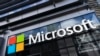 Logo Microsoft terpampang di bangunan kantor perusahaan teknologi tersebut di New York, pada 6 Mei 2021. (Foto: AP/Mark Lennihan)