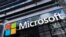 Logo Microsoft terpampang di bangunan kantor perusahaan teknologi tersebut di New York, pada 6 Mei 2021. (Foto: AP/Mark Lennihan)