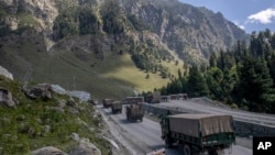印度軍用車隊在印控克什米爾斯利那加到拉達克地區的公路上行駛。(2023年9月9日）