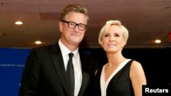 Tư liệu - Hai người dẫn chương trình truyền hình Joe Scarborough (trái) và Mika Brzezinski đến dự bữa tối của Hội Ký giả Nhà Trắng ở Washington, ngày 25 tháng 4, 2015. 