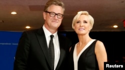 Voditeljski par emisije "Morning Joe" Džo Skarboro i Mika Bžežinski