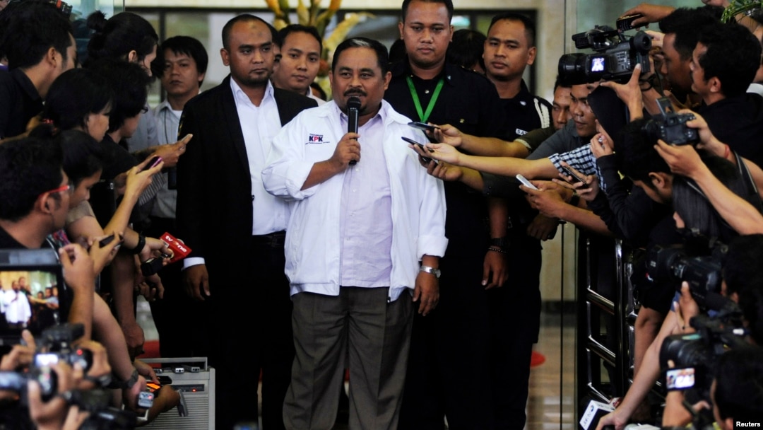 Mantan Presiden Partai Keadilan Sejahtera (PKS) Lutfi Hasan Ishaaq (tengah) dijatuhi hukuman 16 tahun penjara dan denda Rp1 milliar oleh Majelis Hakim Pengadilan Tindak Pidana Korupsi Jakarta, hari Senin malam 9/12 (foto: dok). 