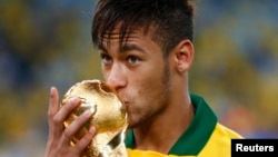 Le Brésilien Neymar embrasse le trophée de la Coupe des confédérations à Rio de Janeiro, le 30 juin 2013.