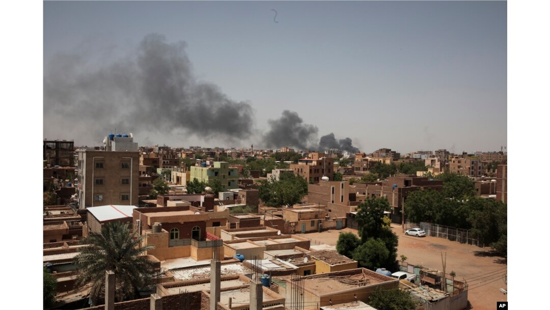 Asap terlihat di Khartoum, Sudan, Sabtu, 22 April 2023. (Foto: AP)