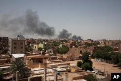 Asap terlihat di Khartoum, Sudan, Sabtu, 22 April 2023. (Foto: AP)