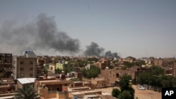 Moshi watanda angani mjini Khartoum, wakati wa mapigano ya Jumamosi April 22, 2023.