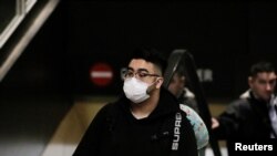지난 23일 중국발 항공기를 타고 미국 시애틀-타코마 국제공항에 도착한 승객들이 마스크를 쓰고 있다. (자료사진)