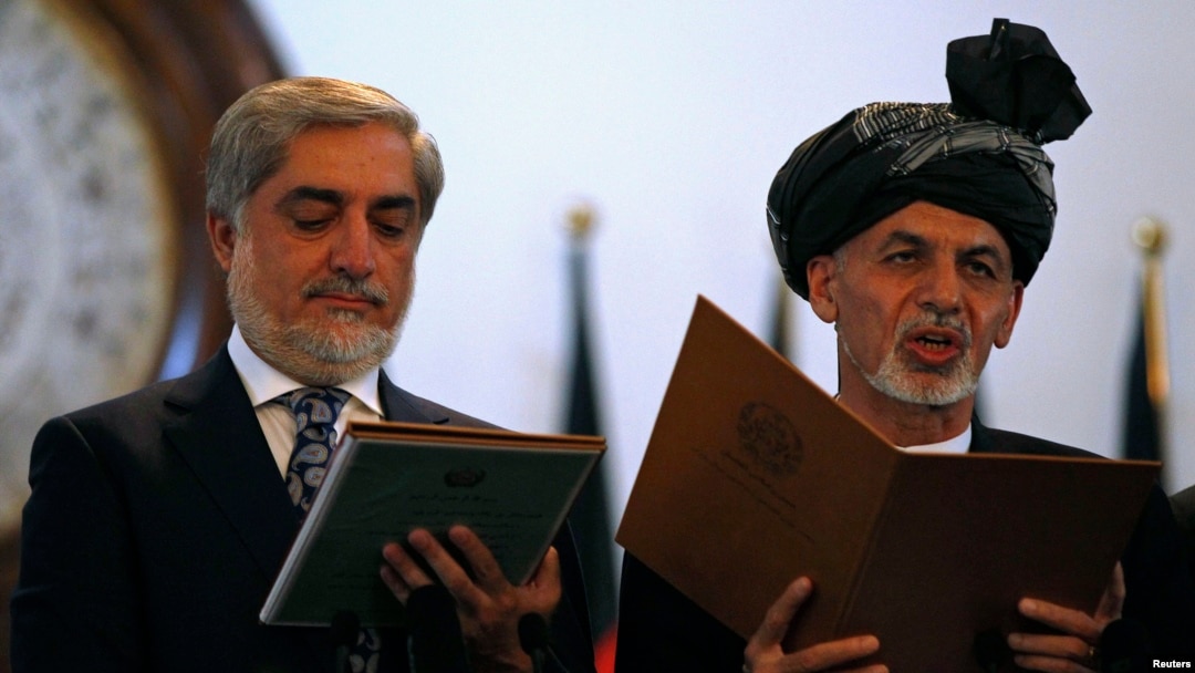 Afg'oniston yangi Prezidenti Ashraf G'ani (o'ngda) va Bosh vaziri Abdulla Abdulla qasamyod keltirmoqda, Kobul, 29-sentabr, 2014-yil