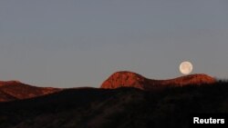 Una puesta lunar desde La Mora, Sonora, México, el 11 de enero de 2020.
