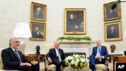 پرزیدنت بایدن در دیدار با اشرف غنی، رئیس جمهوری افغانستان، و عبدالله عبدالله، رئیس شورای عالی مصالحه ملی افغانستان، در کاخ سفید، واشنگتن دی‌سی، جمعه ۴ تیر ١۴٠٠. (منبع: آسوشیتدپرس)