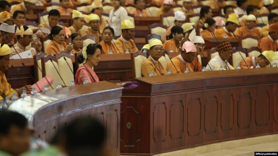 Para anggota parlemen baru Myanmar dalam acara pengambilan sumpah hari Senin (1/2).