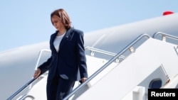 FILE - La vice-présidente américaine Kamala Harris descend d'Air Force Two à l'aéroport international de Newport News/Williamsburg, à Newport News, en Virginie, le 10 septembre 2021.