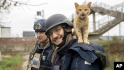 Koordinator video AFP di Ukraina, Arman Soldin, berpose dengan seekor kucing di pundaknya di Ukraina (foto: dok). Arman Soldin (32 tahun tewas dalam serangan roket di dekat kota Bakhmut, Ukraina timur.