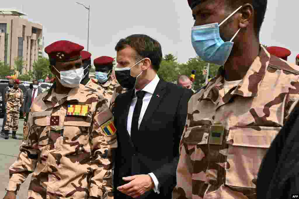 Le pr&#233;sident fran&#231;ais Emmanuel Macron et Mahamat Idriss D&#233;by aux fun&#233;railles d&#39;&#201;tat du d&#233;funt pr&#233;sident tchadien Idriss Deby Itno, &#224; N&#39;Djamena, le 23 avril 2021.