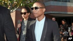 Pharrell Williams (kanan) meninggalkan Pengadilan Federal Los Angeles setelah memberikan kesaksian dalam persidangan pekan lalu (4/3).