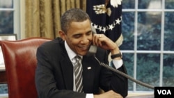 Presiden Barack Obama menerima telepon ucapan selamat ulang tahun dari Presiden Rusia, Dmitry Medvedev (3/8).