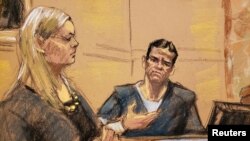 La fiscal adjunta Amanda Liskamm interroga a Vicente Zambada Niebla (derecha), en el estrado de testigos en el juicio del acusado narcotraficante mexicano Joaquín "El Chapo" Guzmán, en un dibujo de la corte federal de Brooklyn, en Nueva York, el 3 de enero de 2019.