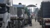 一个卡车车队携带援助物资通过拉法口岸从埃及进入加沙。（2023年10月21日）