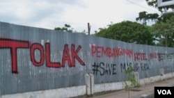 Graffiti warga yang menolak rencana pembangunan Hotel Best Western dan Mall di dekat lokasi Masjid Raya Banda Aceh (foto: dok).