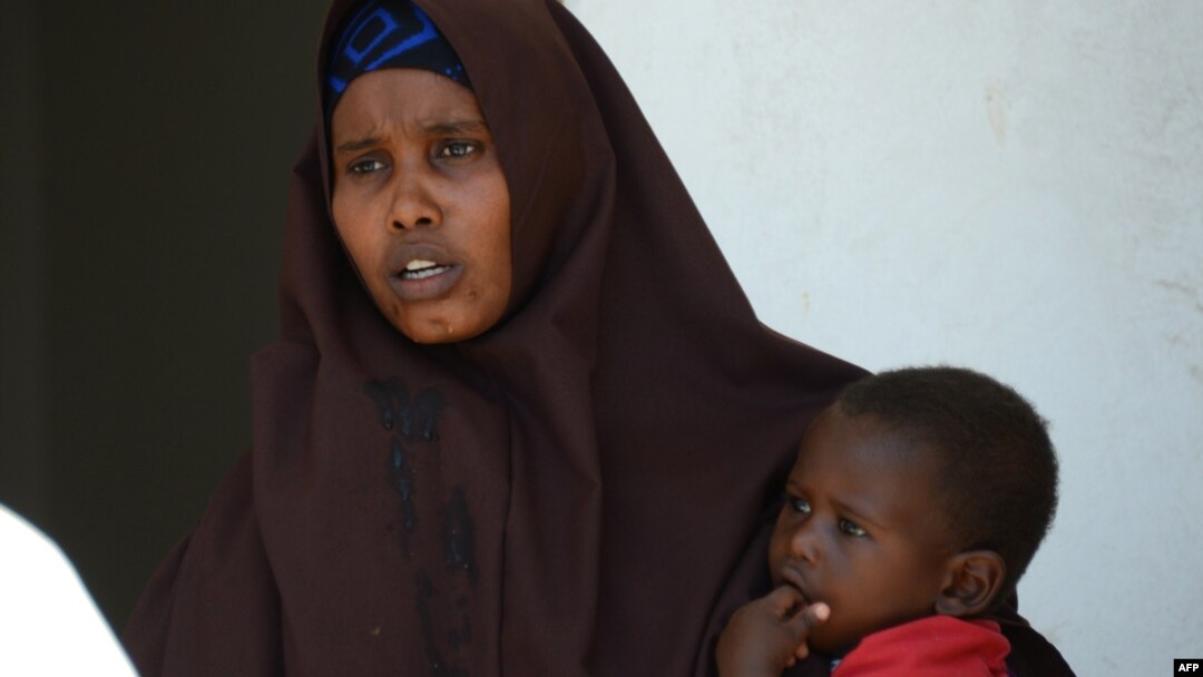 Lul Ali Osman bersama anak laki-lakinya (foto: dok). Pengadilan Somalia telah mencabut dakwaan terhadap Osman.
