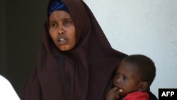 Lul Ali Osman bersama anak laki-lakinya (foto: dok). Pengadilan Somalia telah mencabut dakwaan terhadap Osman.