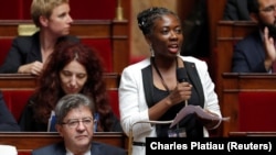 Anggota parlemen Perancis, Daniele Obono (kanan) dan Jean-Luc Melenchon (kiri), di Majelis Nasional di Paris, Perancis, 24 Oktober 2017 (Foto: REUTERS/Charles Platiau)