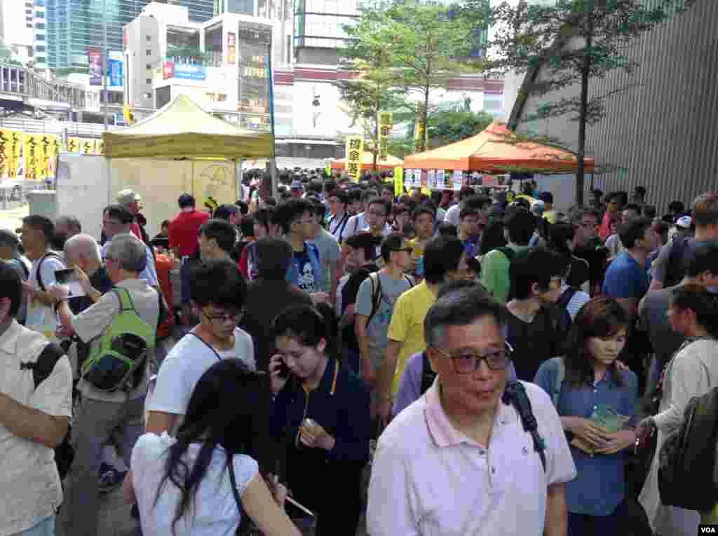 港人重返政總紀念雨傘運動一周年（美國之音海彥拍攝） 