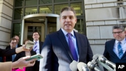 Jim Acosta, koresponden CNN, memberikan keterangan kepada media di luar pengadilan di Washington DC, Jumat (16/11).